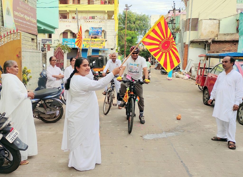 Brahma Kumaris Cycle rally cum campaign for Swatch Mann - Swatch Bharat - Swarnim Bharat -day 1/10-flag-off ceremony